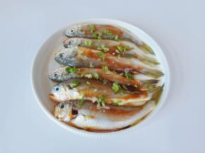 加上白胡椒粉，戴上手套给它拌均匀，腌制半小时。