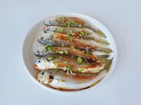 加上白胡椒粉，戴上手套给它拌均匀，腌制半小时。