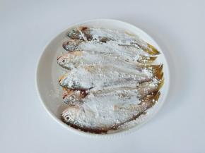 腌制好的小梅鱼表面撒上一层玉米淀粉【这是建议不破皮的窍门】