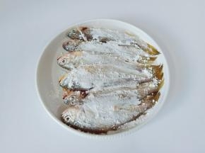 腌制好的小梅鱼表面撒上一层玉米淀粉【这是建议不破皮的窍门】