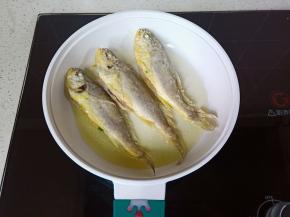 一面煎到微黄熟透翻另外一面煎透即可。