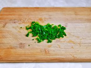 小葱去皮切葱花。