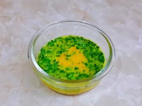 加入切好的葱花搅拌均匀。