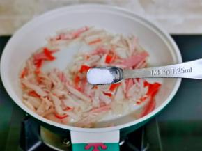 按个人口味加入盐炒熟盛出备用。