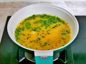 起油锅倒入蛋液小火煎，不断用筷子搅拌。