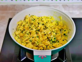 搅拌蛋液凝固成絮状即可。