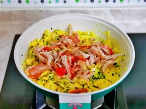 加入炒好的蟹柳丝。