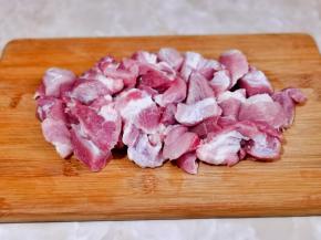 猪肉洗净切小块。