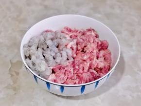 肉馅放入器具中，虾仁处理好切碎。
