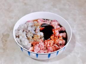 加入料酒，酱油，蚝油，盐，十三香。