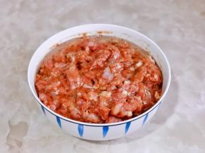 最后淋上一勺食用油，充分搅拌均匀。