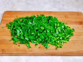 韭菜洗净切碎。