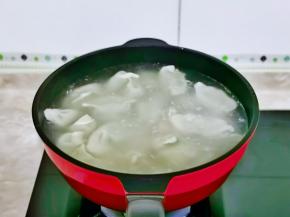 锅中水烧开下饺子，开锅煮皮，盖锅煮馅。