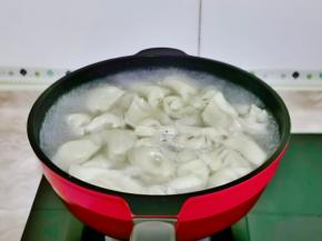 饺子飘浮在水面上就熟啦！