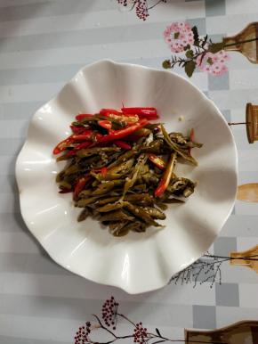 酸辣椒清洗一下，切成条备用！