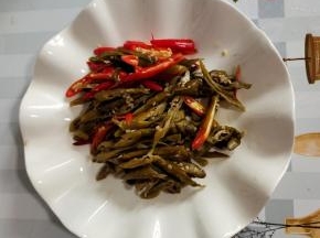 酸辣椒清洗一下，切成条备用！