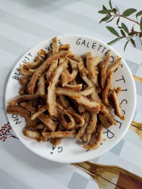 卤好的牛肚切成条备用！