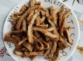 卤好的牛肚切成条备用！