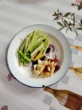 蒜瓣拍碎切成丁，生姜切成丝，干辣椒切成段，芹菜切成段备用！