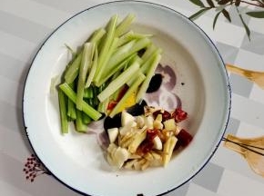 蒜瓣拍碎切成丁，生姜切成丝，干辣椒切成段，芹菜切成段备用！