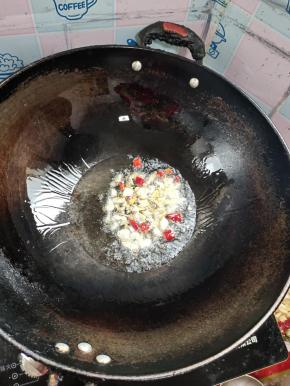 起锅烧油，放入花椒，生姜，蒜瓣，干辣椒爆香！