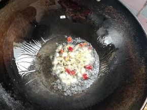 起锅烧油，放入花椒，生姜，蒜瓣，干辣椒爆香！