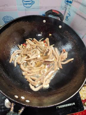 放入切好的牛肚翻炒片刻！