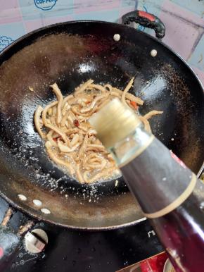 放入一勺香醋翻炒均匀！去去牛肚的味儿！