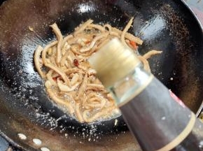 放入一勺香醋翻炒均匀！去去牛肚的味儿！