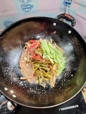 放入酸辣椒和芹菜段翻炒片刻！