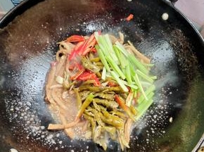 放入酸辣椒和芹菜段翻炒片刻！
