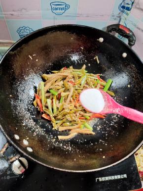 放入一勺盐调味儿！