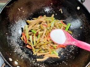 放入一勺盐调味儿！