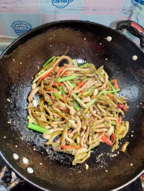 起锅前放入适量的鸡精翻炒均匀即可！