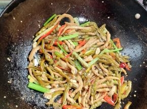 起锅前放入适量的鸡精翻炒均匀即可！