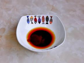 酱油，蚝油，料酒混合小碗中搅拌均匀。