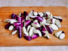 茄子洗净滚刀切。