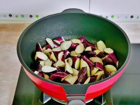 起油锅，加入茄子煸炒至变软盛出备用。