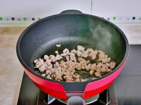 另起油锅，加入肉糜小火翻炒至变色。