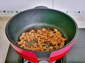 倒入调好的酱汁，小火翻炒1分钟。