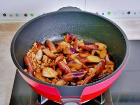 加入茄子，十三香，冰糖翻炒。