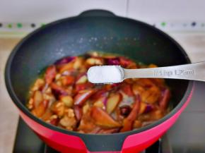 加入一小碗纯净水烧开炖5分钟，按个人口味加入盐再炖2分钟。