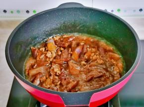 大火收汁至浓稠即可关火。