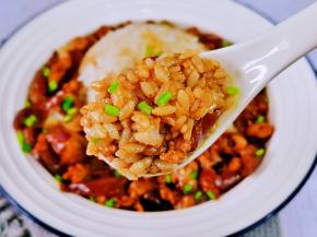 米饭吸收了酱汁，真的好吃停不下来。