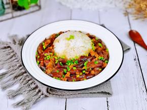 米饭装盘，把肉糜茄子浇在米饭的一圈，撒上葱花就好啦！