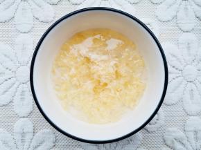 银耳温水中泡半小时，