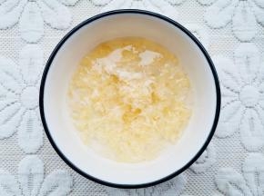 银耳温水中泡半小时，