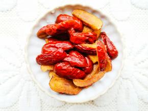 红枣洗净去核切片，