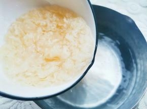锅内放清水加银耳，大火煮开转小火煮30分钟煮出胶质。