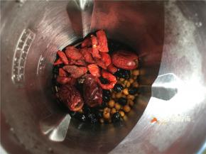 所有食材放入迷你破壁机